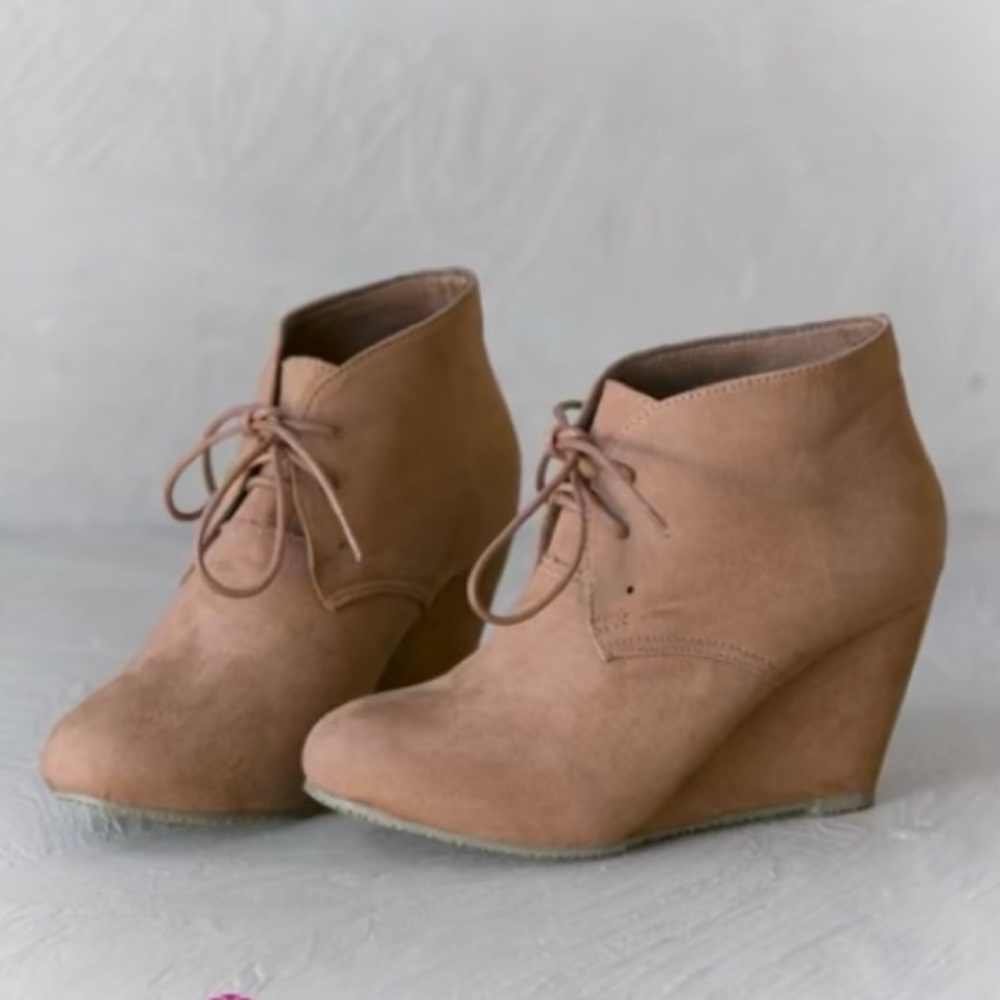 💛 Bella Marie Taupe Suade Wedge Tie Boots 8.5